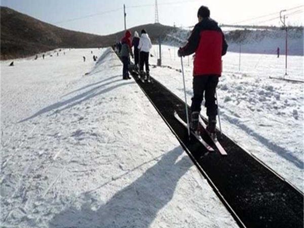 滑雪场魔毯解决了传统输送缓慢问题